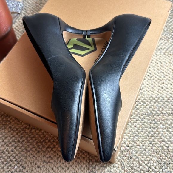 NWT • Clarks • Women’s Closed-Toe • Kitten Heel • Size 8.5W • Black Leather • 🖤 - Picture 3 of 12